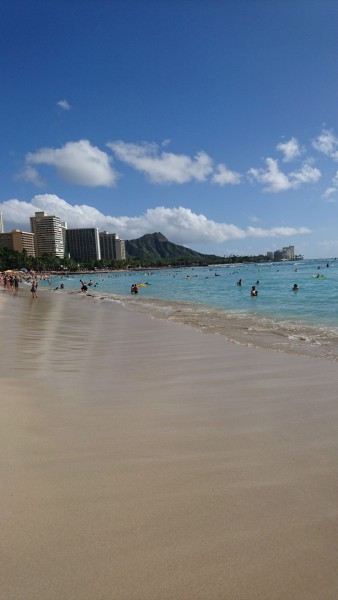 Promenad längs stranden, Diamond Head i bakgrunden