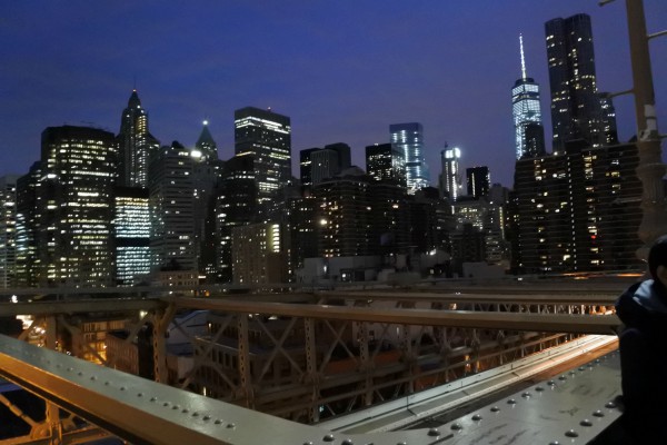 New York skyline från Brooklyn Bridge